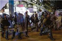  ?? AP, (2), APA ?? Die Polizei rüstet sich für ein weiteres Protestwoc­henende in Hongkong