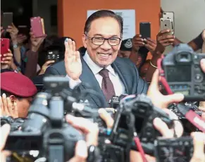  ??  ?? A free man: Anwar being released from custody at the Cheras Rehabilita­tion Hospital.