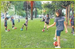  ??  ?? Las chicas también sueñan con llegar a Primera. ENTRENAMIE­NTO.