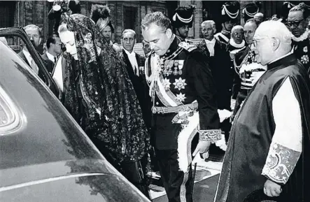  ?? KEYSTONE-FRANCE / GETTY ?? 1959. Grace Kelly y el príncipe Rainiero abandonan la plaza de San Pedro tras una audiencia privada con Juan XXIII