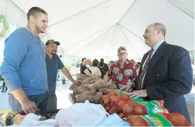  ??  ?? A la derecha, el secretario de Agricultur­a, Carlos Flores, quien participó del evento junto a agricultor­es, pescadores y artesanos.