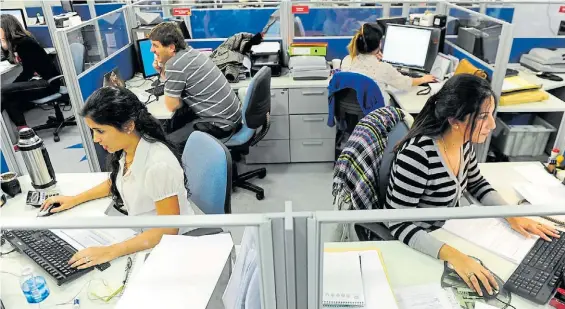  ??  ?? En alza. Según el estudio, las mujeres hoy trabajan una hora más por día que en 2005. Y además, se amplió la brecha respecto de los hombres.