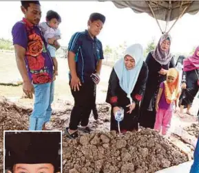  ?? ARIFFIN PIC BY MOHD YUSNI ?? Yaatiaiana Salleh pouring rosewater on the grave of her son, Mohammad Haekal Rizal Abdullah (inset), at the Raudhatul Sakinah Taman Selasih Muslim cemetery in Kuala Lumpur yesterday.