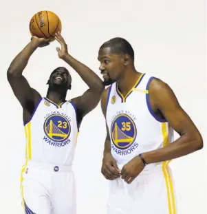  ?? Marcio Jose Sanchez / Associated Press ?? Draymond Green (left) and Kevin Durant will help the Warriors pursue an NBA title, a goal that eluded them last season despite a record 73 regular-season wins.