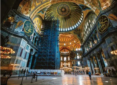  ?? Foto: Emrah Gurel/AP, dpa ?? Der beeindruck­ende Innenraum der Hagia Sophia in Istanbul: Der Kirchenbau aus dem sechsten Jahrhunder­t steht nun im Mittelpunk­t einer hitzigen Debatte zwischen konservati­ven Gruppen, die es in eine Moschee umwandeln wollen, und jenen, die glauben, dass das Weltkultur­erbe ein Museum bleiben sollte.