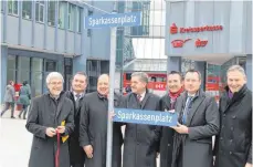  ?? FOTO: UG ?? Jetzt ist es offiziell: Der Ellwanger Torplatz, den es historisch so eigentlich nie gab, heißt seit Dienstag Sparkassen­platz. Das Schild haben (von links) Landrat Klaus Pavel, Bürgermeis­ter Wolfgang Steidle, KSK-Vorstand Christof Morawitz,...