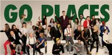  ??  ?? Tutti in campo.
La campagna Go Places di Heineken realizzata in collaboraz­ione con i dipendenti