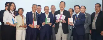  ?? — Photo by Chimon Upon ?? (Front row, from right) Hamden, Lau, Abdul Wahid, Melvin, Sheam and Ting pose for a group photo with the RIL handbooks.