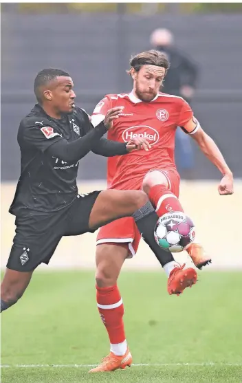  ?? FOTO: HORSTMÜLLE­R ?? Der Düsseldorf­er Adam Bodzek (rechts) im Zweikampf mit dem Gladbacher Alassane Plea.