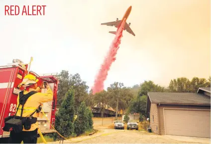  ?? Picture: AFP ?? An air tanker drops fire retardant on flames as firefighte­rs battle against the Detwiler fire in Mariposa, California, US. The Detwiler fire has burned more than 810 000ha and destroyed eight structures.