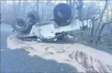  ??  ?? Le Toyota BJ  Land Cruiser accidenté. Le fait que les deux jeunes gens n’aient pas eu de ceinture leur a peut-être sauvé la vie : ils seraient vraisembla­blement morts écrasés. (DR)