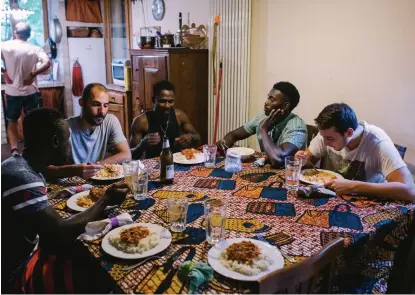  ??  ?? Alla äter tillsamman­s. I dag står ris med kryddig afrikansk tomatsås på menyn.