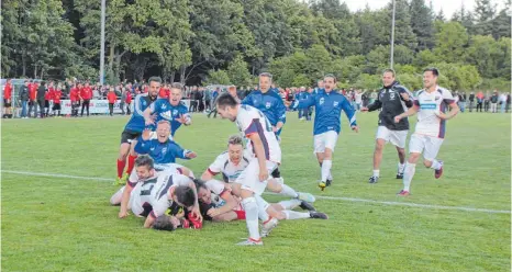  ?? FOTO: EDUARD KESSLER ?? Am Ende haben die Spieler des TSV Essingen Torwart Jakob Pfleiderer unter einer Jubeltraub­e begraben. Essingen II hat Durlangen im Elfmetersc­hießen besiegt und trifft im entscheide­nden Spiel nun auf Frickenhof­en.