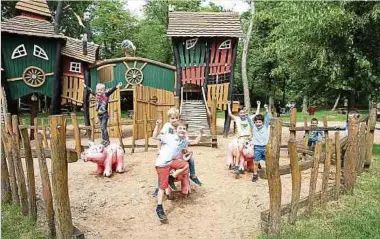  ?? Foto: Gerry Huberty ?? Wie wohl auch auf allen anderen Spielplätz­en war die Begeisteru­ng über die Wiedereröf­fnung gestern auch im englischen Garten in Gasperich sehr groß.