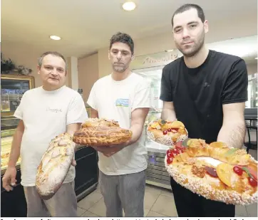  ?? (Photos Laurent Martinat) ?? Frangipane, aux fruits ou aux amendes : les galettes sont toutes hyéroises, préparées sur place à l’aube par Charles Duhaut (au centre) et son équipe.