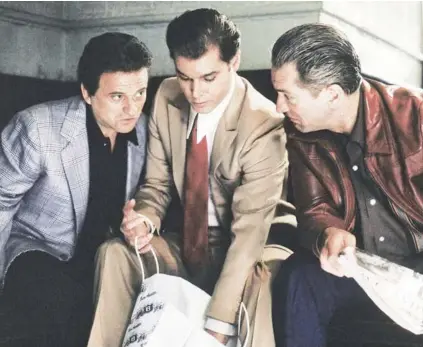  ??  ?? Tommy DeVito (Joe Pesci), Henry Hill (Ray Liotta) y Jimmy Conway (Robert De Niro) en
Buenos muchachos.