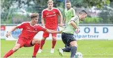  ?? FOTO: SIEDLER ?? Die TSG (rotes Trikot) hat eine starke kämpferisc­he Leistung gegen N.A.F.I. Stuttgart gezeigt ujd aus einem 0:2 ein 3:2 gemacht.