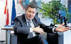  ?? [ Fabry ] ?? Martin Selmayr (48) leitet die Vertretung der EU-Kommission in Wien. Der Jurist aus Bonn war Kabinettsc­hef von JeanClaude Juncker, Generalsek­retär der Kommission und gilt als graue Eminenz der Brüsseler Behörde.