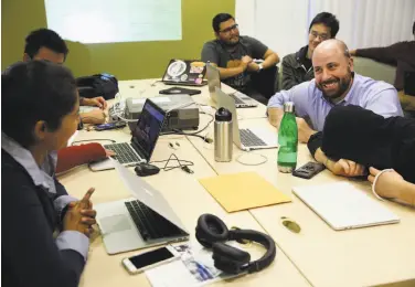  ?? Santiago Mejia / The Chronicle ?? Caleb Jonas (right) teaches his Samaschool class on gig economy work this month in San Francisco.