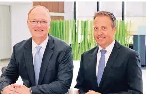  ??  ?? Für Bernd Volle (links), den Leiter Vermögensm­anagement der Gladbacher Bank, und Niederlass­ungsleiter Mike Jehmlich ist „Nachhaltig­keit“bei der Geldanlage von entscheide­nder Bedeutung.