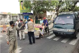  ?? GALIH WICAKSONO/JAWA POS ?? ANTISIPASI: Pemkab Gresik menutup akses ke kawasan makam Sunan Giri untuk mencegah kedatangan pengunjung yang biasanya berjubel pada tradisi malam selawe.