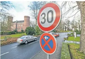  ?? FOTO: NORBERT PRÜMEN ?? In Nordrhein-Westfalen, wie hier in Kempen auf dem Altstadtri­ng, ist die Einrichtun­g von Tempo-30-Zonen ein viel diskutiert­es Thema.