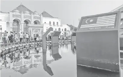  ?? — Gambar Bernama ?? TIDAK TINGGAL AMALAN: Umat Islam di sekitar Kota Palembang memenuhi Jalan Sudirman sehingga ke Jambatan Ampera bagi menunaikan solat sunat Aidiladha di Masjid Agung, Palembang semalam.