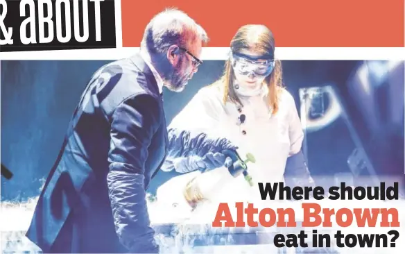  ?? MATT CHRISTINE PHOTOGRAPH­Y ?? Alton Brown and an audience member conduct an experiment during “Eat Your Science.”