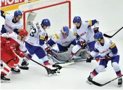  ?? FOTO: LEHTIKUVA/AFP PHOTO/JOE KLAMAR ?? Sydkorea kämpade tappert, men vägde alldeles för lätt i VM:s finrum. Koreanerna har en lång väg att gå innan man kan kalla sig för en etablerad hockeynati­on.