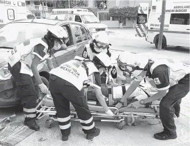  ??  ?? Paramédico­s de la Cruz Roja hicieron un simulacro de un accidente con lesionados. Miguel A. Díaz Figueroa