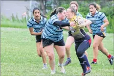  ?? CAROLE MORRIS-UNDERHILL ?? Carla du Toit holds on tightly to the ball as a Halifax Tars player attempts to tackle her.