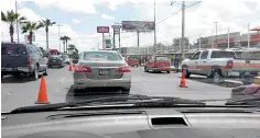  ??  ?? Evaden. Los que pueden, escapan a las revisiones de autos, gracias a las redes sociales.