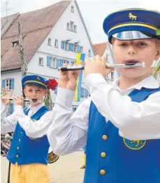  ??  ?? Die Kleinen Schützenpf­eifer spielen ihr Ständchen.