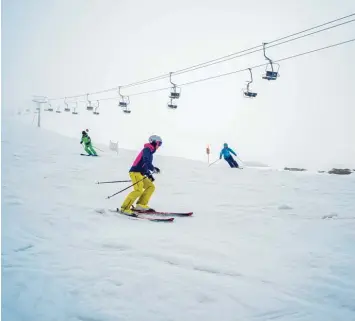  ?? Foto: Ralf Lienert ?? Beste Bedingunge­n auf dem Nebelhorn: Dort kann man noch bis zum 1. Mai die Pisten hinabwedel­n. Viele Liftbetrei­ber freuen sich über den Überraschu­ngs Winter im Frühling.