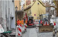  ??  ?? So eng geht es an der zweiten Baustelle am Hunoldsgra­ben zu. Der Weg führt hier vorbei am Altstadtki­ndergarten, hin zum Judenberg.