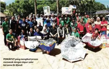  ??  ?? PENUNTUT yang mengikuti proses memasak dengan dapur solar bersama Dr Afandi.