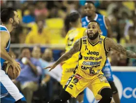  ??  ?? Walter Hodge, hijo, aquí en uniforme de Arecibo en el BSN, está jugando en Italia con el club Pallacanes­tro Cantú.