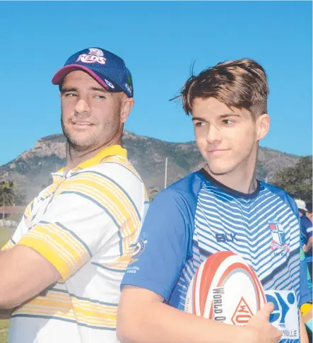  ?? Picture: MATTHEW ELKERTON ?? HALF MEASURES: Classic Wallabies flyhalf Sam Cordingley shoulders arms with Ignatius Park First-xv flyhalf Harri Kier, 16, during the training clinic yesterday.