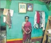  ?? HT PHOTO ?? ■ Shashikala, the widow of farmer Biliaiah, who killed himself by drinking poison in December last year.