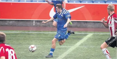  ?? John Rooney ?? George Webster races upfield with the ball for Widnes in their game against Altrincham