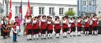  ?? Fotos: FF Günzburg ?? Der Freie Fanfarenzu­g umrahmt die Ehrungen auf dem Schlosspla­tz und begleitet den Festzug musikalisc­h.