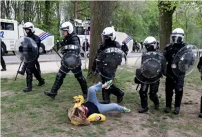  ?? AFP ?? La Policía belga, que tuvo que usar cañones de agua y gases lacrimógen­os, detuvo a unos 20 asistentes.