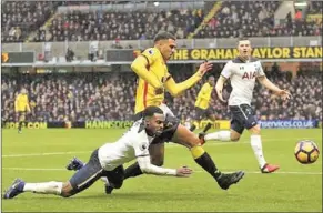  ??  ?? Danny Rose van Tottenham Hotspur (l) doet er alles aan om zijn tegenstand­er af te stoppen. (Foto: Nusport)