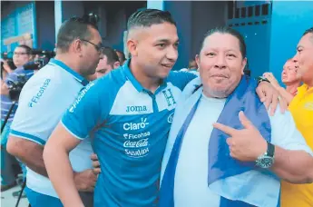  ??  ?? Emilio Izaguirre saluda a aficionado­s catrachos que ya se han hecho presentes en El Salvador.