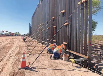  ?? RAFAEL CARRANZA/THE REPUBLIC ?? Crews install 30-foot bollards along the Colorado River near Yuma on Oct. 1.