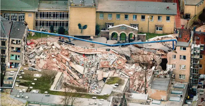  ?? Archivfoto: Oliver Berg, dpa ?? Plötzlich rauschte das Kölner Stadtarchi­v in die Tiefe – und riss zwei benachbart­e Wohnhäuser mit. Zwei Anwohner starben. Unser Foto entstand einen Tag nach dem Unglück.