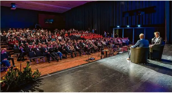  ?? Foto: Rudi Penk ?? Zahlreiche Sportler wurden im CC ausgezeich­net. OB Michael Salomo sprach über die städtische Sportpolit­ik.