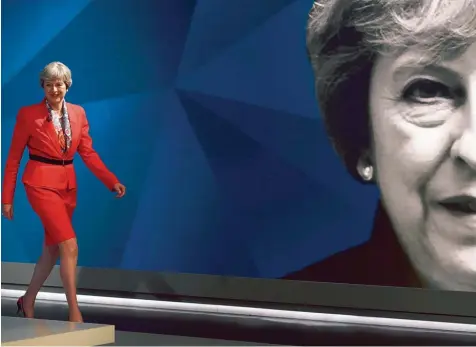  ??  ?? Kritiker nennen die Premiermin­isterin mittlerwei­le „Mrs U Turn“– weil sich Theresa May gerne für etwas entscheide­t, was sie kurz zuvor noch ganz anders gesehen hat. Unser Foto zeigt sie bei einer Fernsehdeb­atte vergangene­n Montag nebst ihrem eigenen...