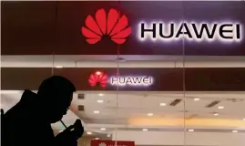  ?? AP ?? Nel mirino.Un negozio di Huawei a Pechino. Il colosso delle tlc è oggetto di pesanti accuse da parte degli Stati Uniti