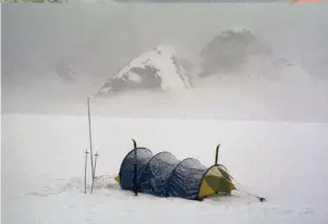  ??  ?? Ci-dessus: Autour du Devil’s Thumb –le “pouce du diable”–, en Alaska, en 1977.
À gauche: John Taske, l’un des personnage­s de l’expédition racontée dans Tragédie à l’everest, en train de franchir la cascade de glace du Khumbu, sur les pentes du mont Everest, en 1996.